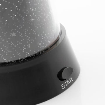 Nahaufnahme vom Sternenhimmel-Projektor mit LED und Sternmuster - homely Family Shop