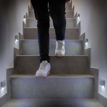 LED-Lampe mit Bewegungssensor leuchtet Treppe aus - homely Family Shop