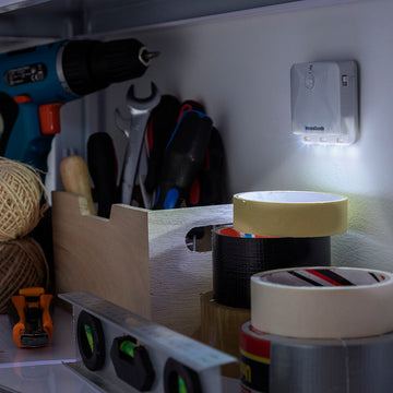 InnovaGoods Lumtoo LED Lampe mit Bewegungssensor im Regal - homely Family Shop