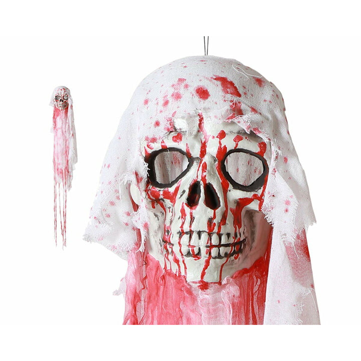 Gruseliges hängendes Skelett mit Blutflecken und Stoff für Halloween-Dekoration.