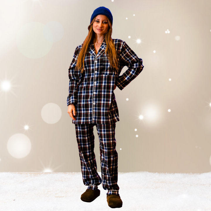 Frau im karierten Pyjama mit Knopfleiste und Mütze - Homely Family Shop