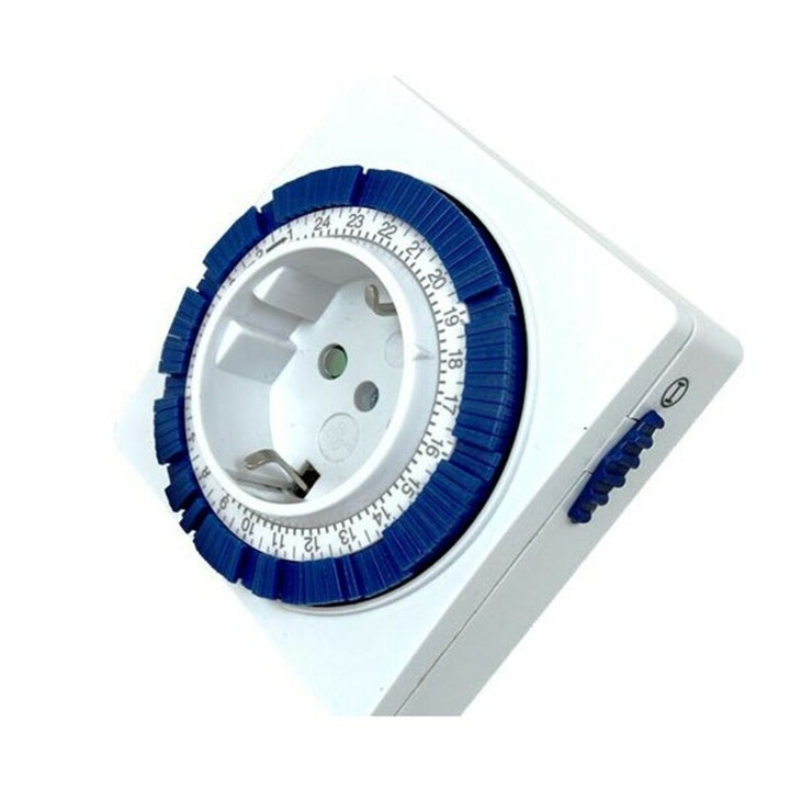 Weiße Silver Electronics Zeitschaltuhr mit blauer Zeiteinstellung für die Automatisierung von Geräten.