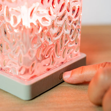 Nahaufnahme: Aurora Borealis LED Projektorlampe wird eingeschaltet - homely Family Shop